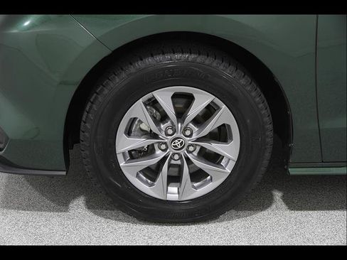 Used 2026 Toyota Sienna XLE FWD image 23