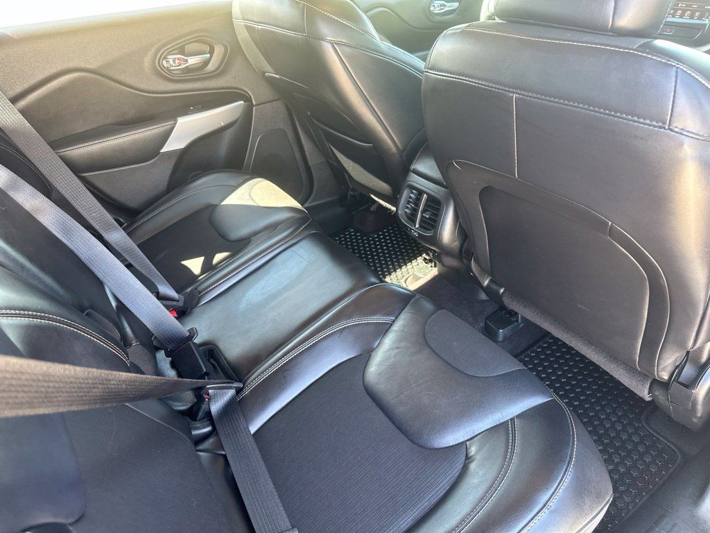 Used 2018 Jeep Cherokee Latitude Plus w/ Cold Weather Group AWD/4WD image 26
