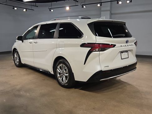 Used 2022 Toyota Sienna Limited FWD image 5
