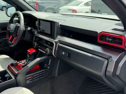Used 2025 Toyota 4Runner SR5 AWD/4WD image 18