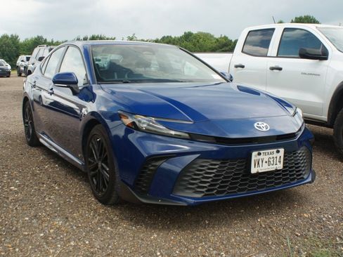 Used 2025 Toyota Camry SE FWD image 1