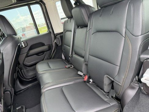 Used 2026 Jeep Wrangler Unlimited Sahara AWD/4WD image 27