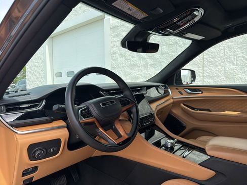 Used 2024 Jeep Grand Cherokee L Summit AWD/4WD image 9