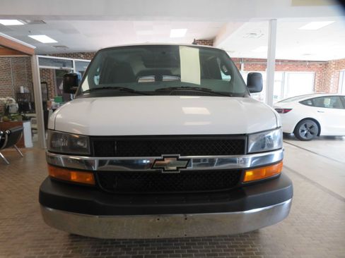 Used 2018 Chevrolet Express 3500 LT w/ LT Preferred Equipment Group RWD image 2