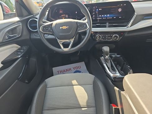 Used 2025 Chevrolet Trax LT w/ LT Convenience Package image 18