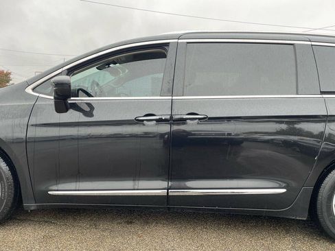 Used 2019 Chrysler Pacifica Touring-L FWD image 8