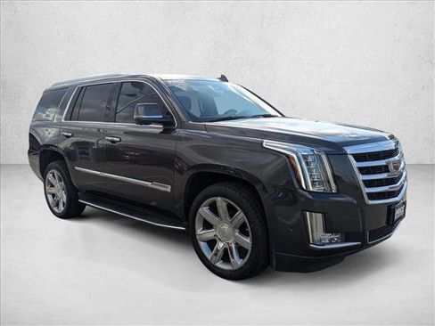 Used 2017 Cadillac Escalade Luxury image 3