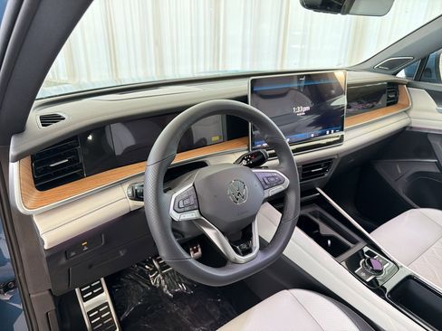 New 2026 Volkswagen Tiguan SEL R-Line AWD/4WD image 4