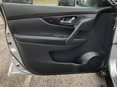 Used 2019 Nissan Rogue SL w/ Premium Package image 15