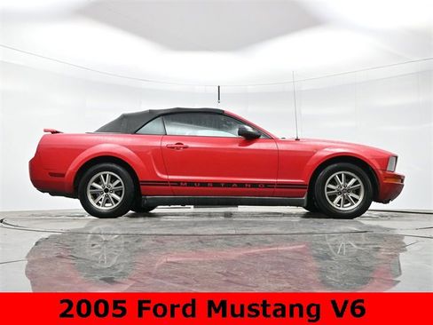 Used 2005 Ford Mustang Convertible image 16