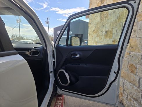 Used 2016 Jeep Renegade Latitude w/ Cold Weather Group image 8