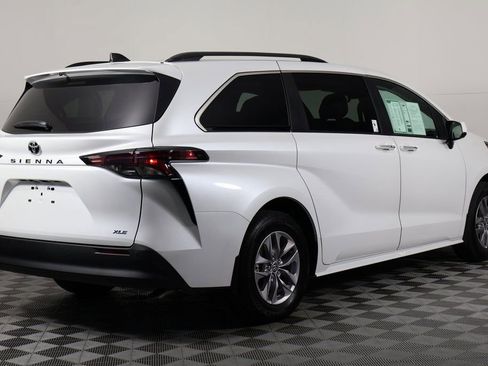 Used 2026 Toyota Sienna XLE FWD image 4