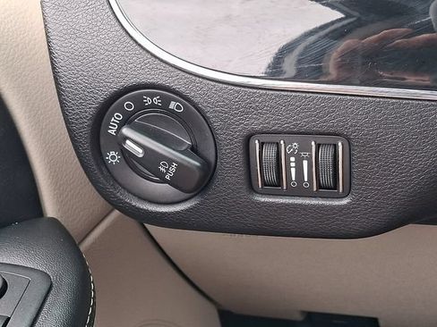 Used 2016 Dodge Grand Caravan SXT FWD image 25