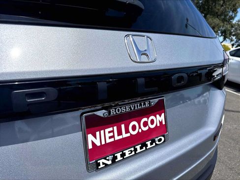 Used 2025 Honda Pilot TrailSport image 11