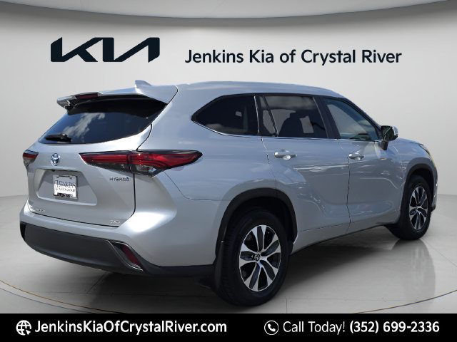 Used 2023 Toyota Highlander XLE AWD/4WD image 7