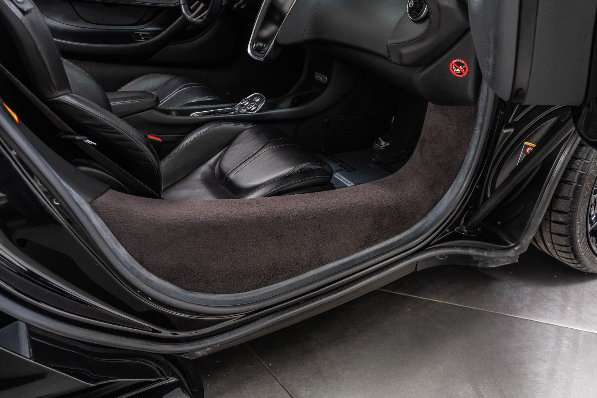 Used 2020 McLaren 570S Spider RWD image 27