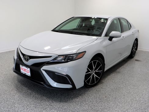 Used 2023 Toyota Camry SE image 2