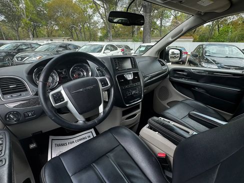 Used 2016 Chrysler Town & Country Touring image 20