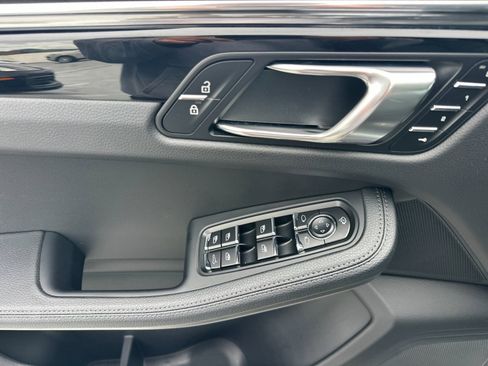 Used 2025 Porsche Macan image 12