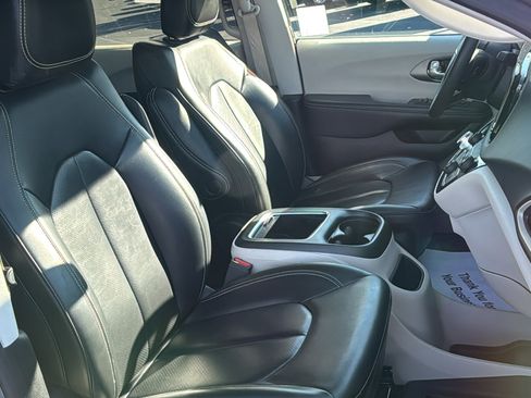 Used 2023 Chrysler Pacifica Touring-L image 12