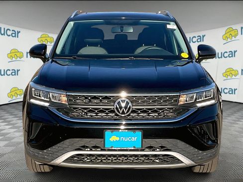 Used 2022 Volkswagen Taos SE w/ Panoramic Sunroof Package image 2