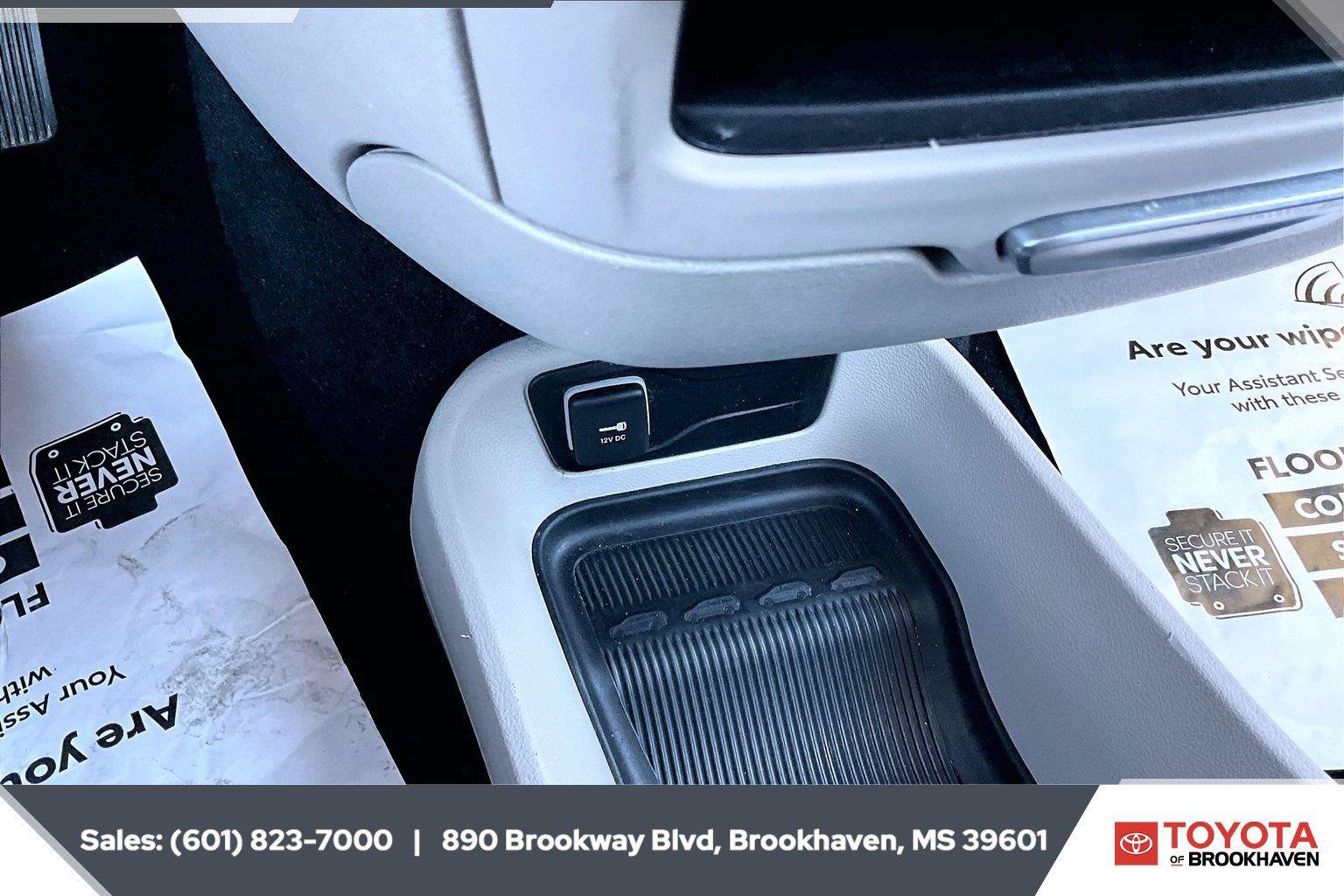 Used 2024 Chrysler Pacifica Touring-L FWD image 24