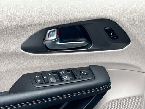 Used 2024 Chrysler Pacifica Touring-L FWD image 17