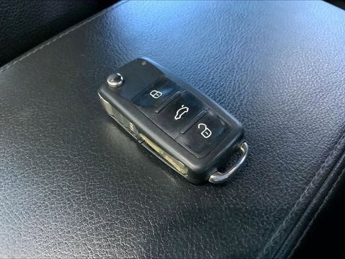 Used 2018 Volkswagen Passat GT image 15