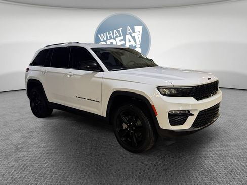 Used 2023 Jeep Grand Cherokee Limited w/ Black Appearance Package AWD/4WD image 1