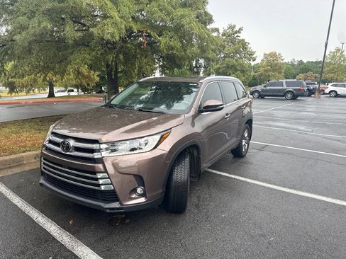 Used 2019 Toyota Highlander Limited Platinum FWD image 2