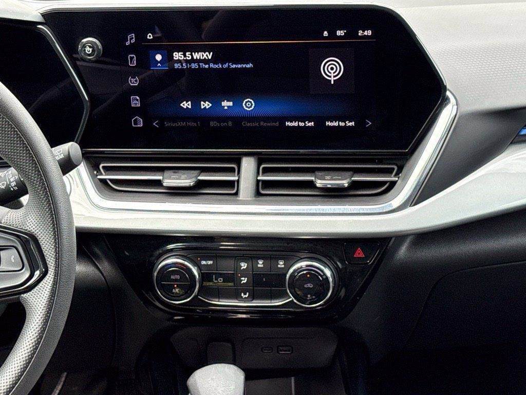 Used 2025 Chevrolet Trax LT FWD image 29