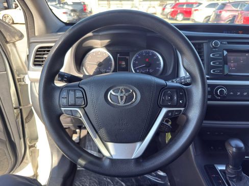 Used 2018 Toyota Highlander LE FWD image 11