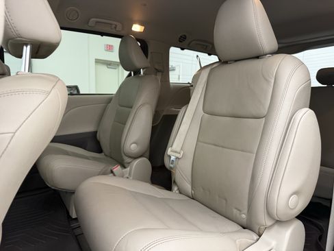 Used 2020 Toyota Sienna XLE FWD image 25