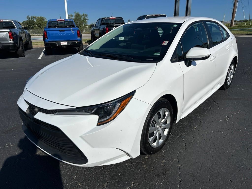 Used 2025 Toyota Corolla LE FWD image 9