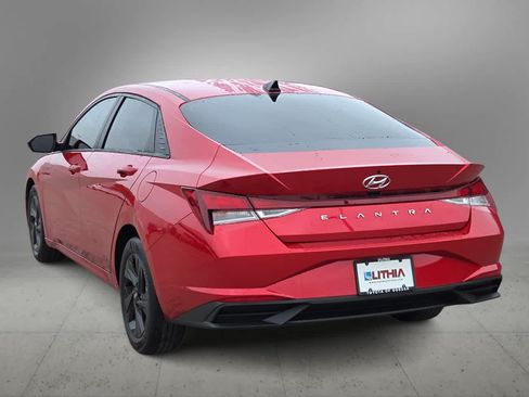 Used 2022 Hyundai Elantra SEL w/ Convenience Package FWD image 6