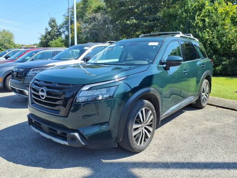 Certified 2025 Nissan Pathfinder Platinum w/ Black Appearance Package AWD/4WD image 5