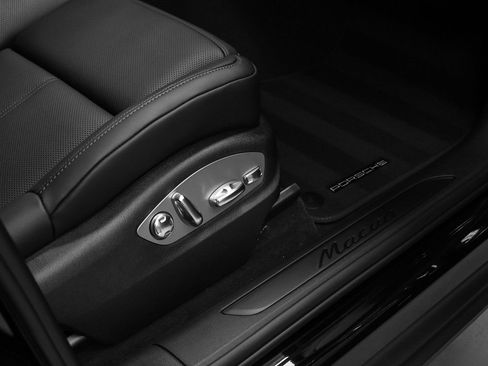 Certified 2026 Porsche Macan AWD/4WD image 23