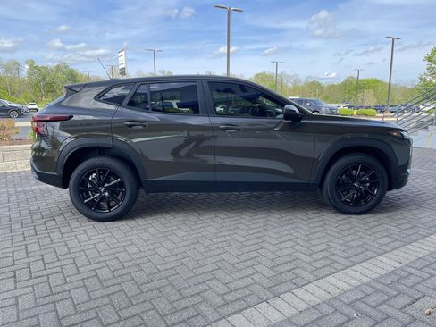 Used 2024 Chevrolet Trax LS w/ LS Convenience Package FWD image 6