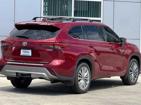 Used 2023 Toyota Highlander Platinum AWD/4WD image 4