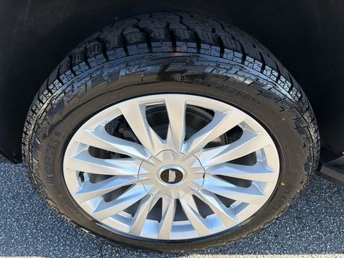 Used 2024 Cadillac Escalade Luxury RWD image 17