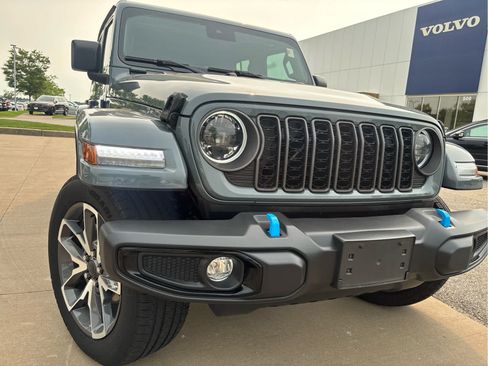 Used 2024 Jeep Wrangler Unlimited w/ Convenience Group AWD/4WD image 3