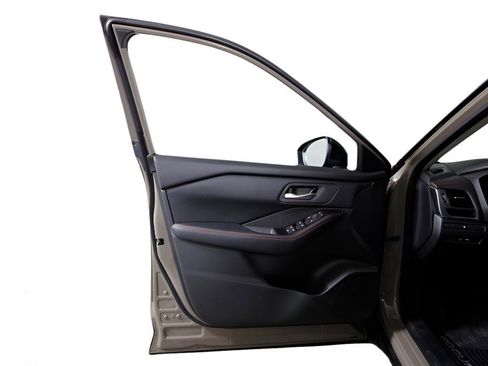 Used 2025 Nissan Rogue SV image 13