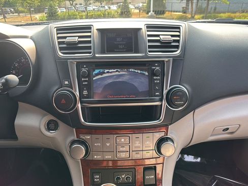 Used 2013 Toyota Highlander Limited AWD/4WD image 30