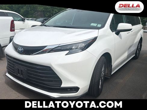 Used 2025 Toyota Sienna LE AWD/4WD image 1