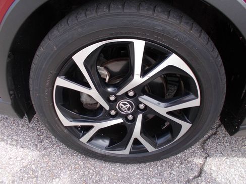 Used 2019 Toyota C-HR XLE FWD image 12