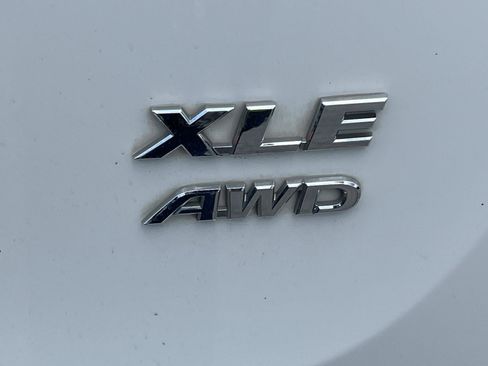 Used 2018 Toyota RAV4 XLE AWD/4WD image 7