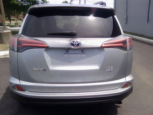 Used 2017 Toyota RAV4 LE w/ Preferred Accessory Package AWD/4WD image 5