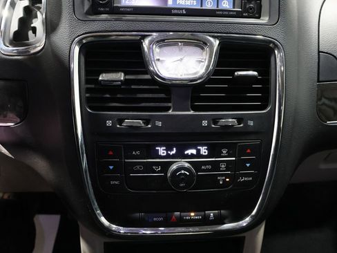 Used 2014 Chrysler Town & Country Touring image 26