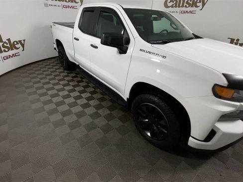 Used 2019 Chevrolet Silverado 1500 Custom w/ Custom Convenience Package image 2