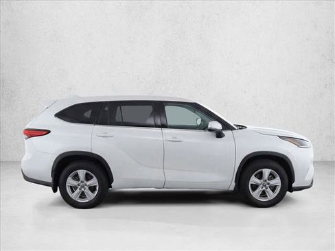 Used 2021 Toyota Highlander L FWD image 8